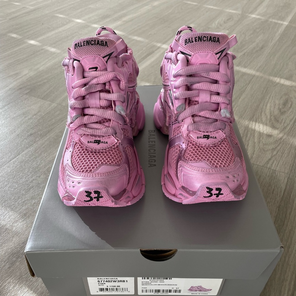 Brand new never worn woman balenciaga runner size 37/7US